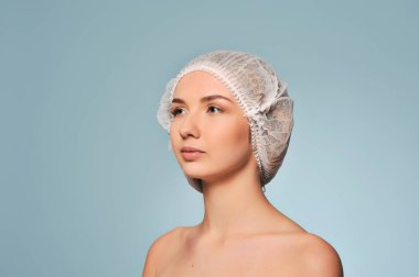 Güzel genç kadın güzellik enjeksiyon alır