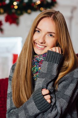 ile bir kanepede oturan genç güzel kız