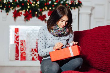 ile bir kanepede oturan genç güzel kız