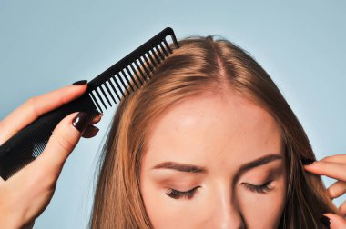 genç kız lüks saçları sevinir