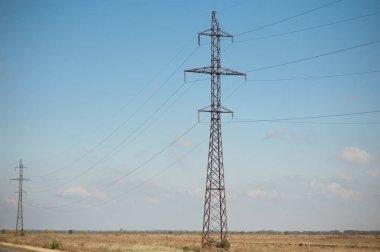 yüksek gerilim enerji hattı taşıyan metal