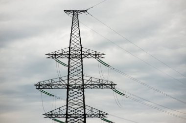 yüksek gerilim enerji hattı taşıyan metal