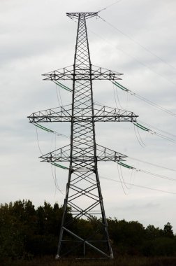 yüksek gerilim enerji hattı taşıyan metal