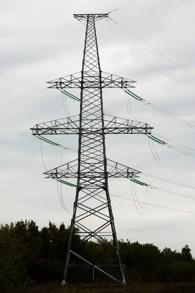 Linea elettrica ad alta tensione del cuscinetto del metallo — Foto Stock