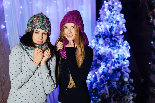 Duas meninas bonitas em chapéu e cachecol — Fotografia de Stock