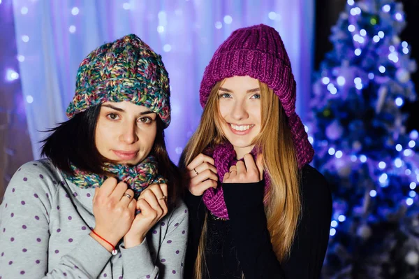Duas meninas bonitas em chapéu e cachecol — Fotografia de Stock