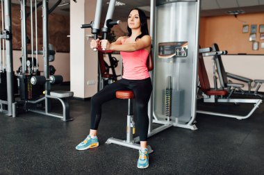 Spor salonunda genç atletik kadın