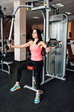 Spor salonunda genç atletik kadın