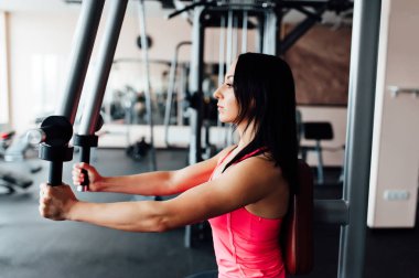 Spor salonunda genç atletik kadın