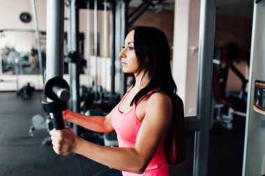 Spor salonunda genç atletik kadın