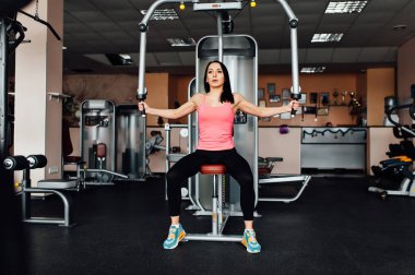 Spor salonunda genç atletik kadın