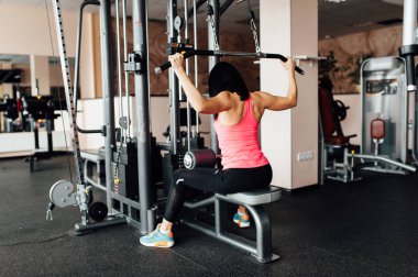 Spor salonunda genç atletik kadın