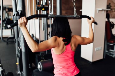 Spor salonunda genç atletik kadın