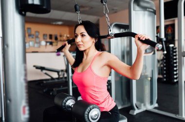 Spor salonunda genç atletik kadın