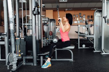 Spor salonunda genç atletik kadın
