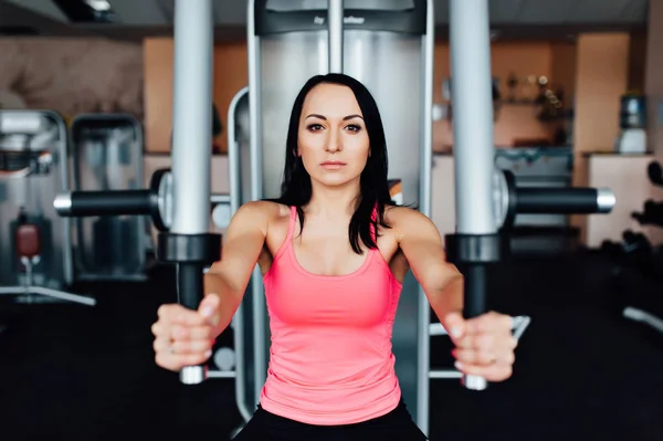 Mujer atlética joven en el gimnasio — Foto de Stock