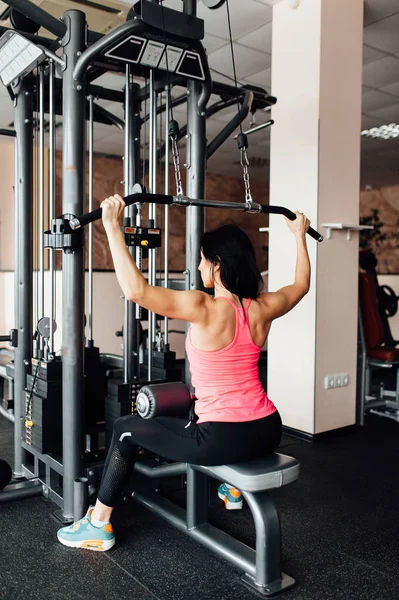 Spor salonunda genç atletik kadın