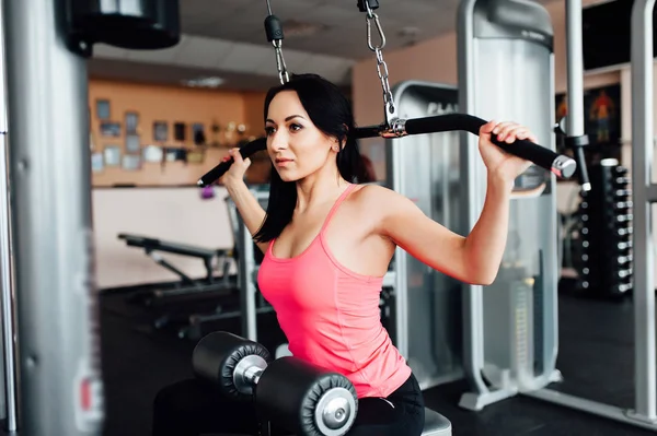 Spor salonunda genç atletik kadın