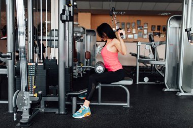 Spor salonunda genç atletik kadın