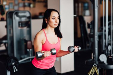 seksi kız fitness dumbbells ile meşgul