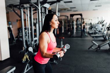 seksi kız fitness dumbbells ile meşgul