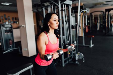 seksi kız fitness dumbbells ile meşgul