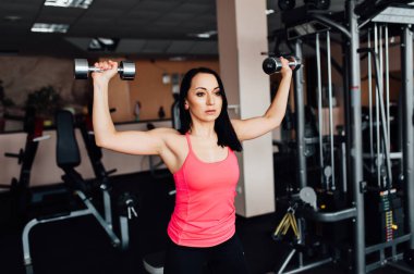 seksi kız fitness dumbbells ile meşgul