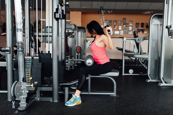 Spor salonunda genç atletik kadın