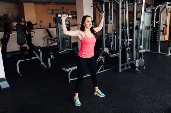 seksi kız fitness dumbbells ile meşgul