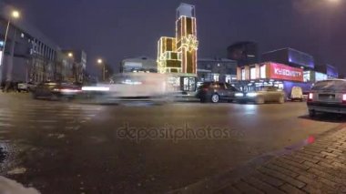 Dnepr, Ukrayna - 11 Ocak 2017: Akşam Caddesi'ndeki trafik Timelapse