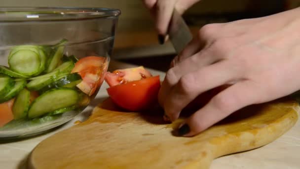 Mãos femininas cortando tomate — Vídeo de Stock