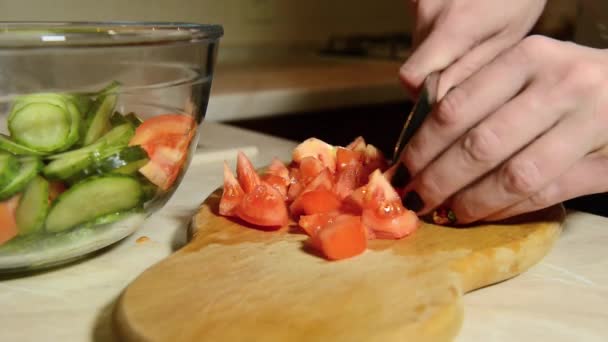 Weibliche Hände schneiden Tomaten — Stockvideo