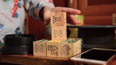 Ahşap gelişmekte olan dices ile oynayan bebek.