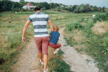 Mutlu baba ve oğul birlikte oynuyorlar.