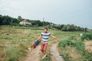 Mutlu baba ve oğul birlikte oynuyorlar.