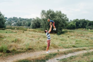 Mutlu baba ve oğul birlikte oynuyorlar.