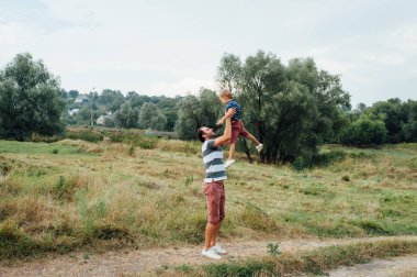 Mutlu baba ve oğul birlikte oynuyorlar.