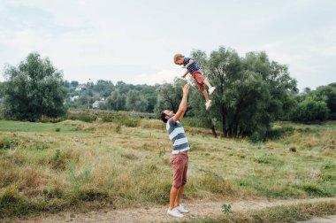 Mutlu baba ve oğul birlikte oynuyorlar.