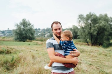Mutlu baba ve oğul birlikte oynuyorlar.