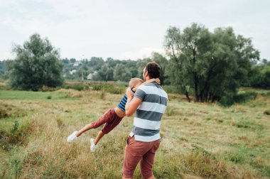 Mutlu baba ve oğul birlikte oynuyorlar.