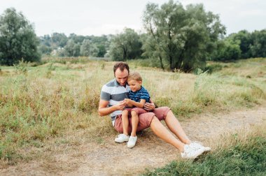 Mutlu baba ve oğul birlikte oynuyorlar.