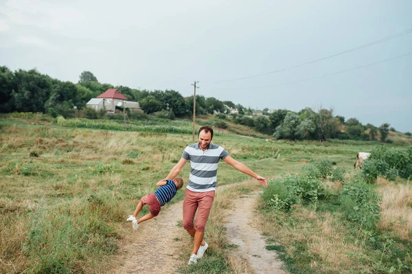 Mutlu baba ve oğul birlikte oynuyorlar.