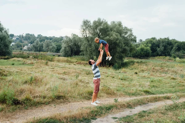 Mutlu baba ve oğul birlikte oynuyorlar.