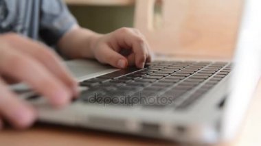 Bir laptop değmek yastık kullanarak çocuklar parmak görüntüleri.