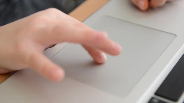 Materiał z palca dzieci za pomocą laptopa touch pad. — Wideo stockowe