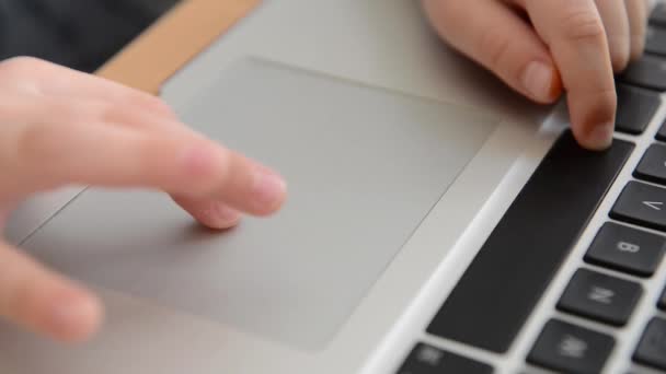 Beelden van een vinger van de kinderen met behulp van de touchpad van een laptop. — Stockvideo