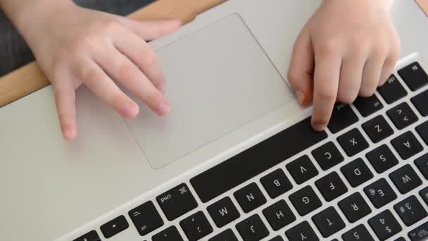 Beelden van een vinger van de kinderen met behulp van de touchpad van een laptop. — Stockvideo