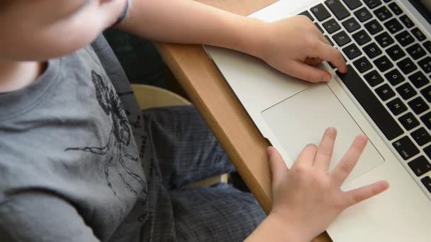 Beelden van een vinger van de kinderen met behulp van de touchpad van een laptop. — Stockvideo