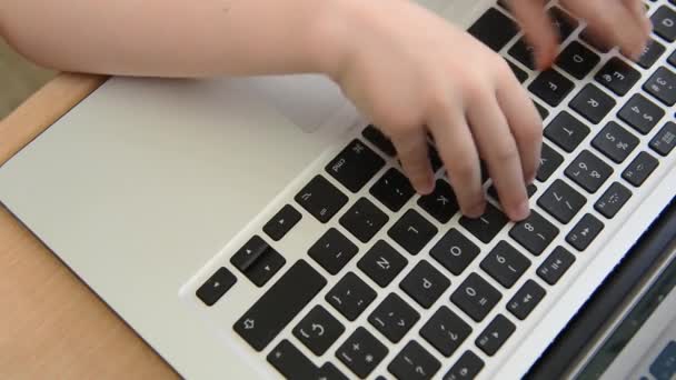 Beelden van een vinger van de kinderen met behulp van de touchpad van een laptop. — Stockvideo