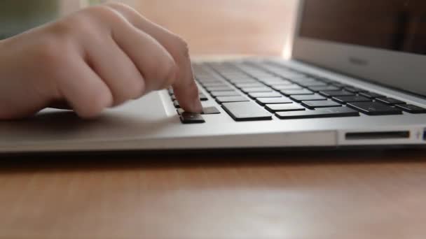 Aufnahmen eines Kinderfingers mit einem Laptop-Touchpad. — Stockvideo